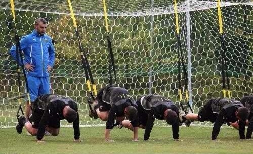 AEK Athens FC treinando com TRX